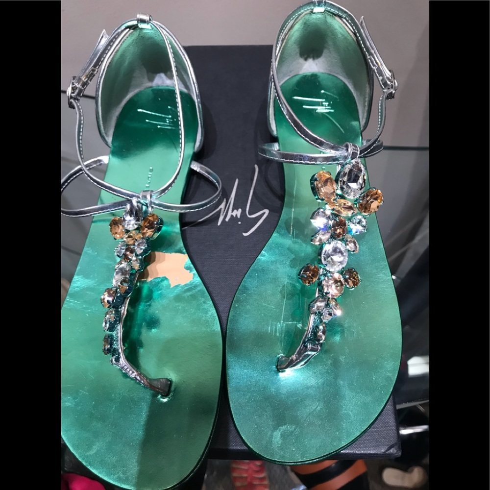 Flat sandals
